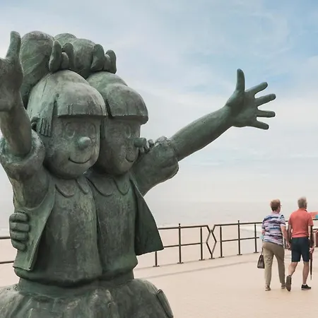 Within Walking Distance Of The Sea Lombardsijde